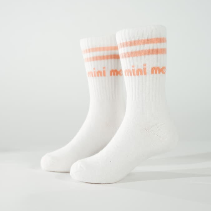 mini me Socken für Kinder in weiß mit peach farbigen Streifen aus Bio-Baumwolle