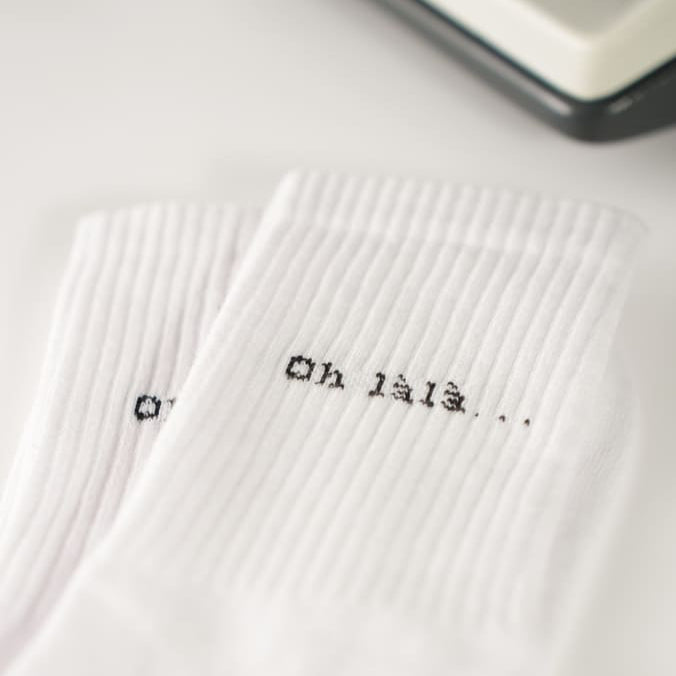 oh lala statementsocken von arrel liegend mit Schreibmaschine