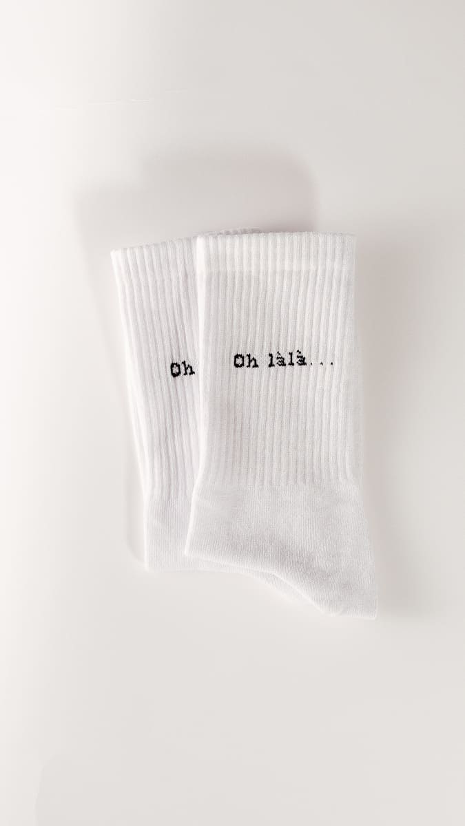 oh lala statementsocken von arrel in weiß mit schwarzer Schrift
