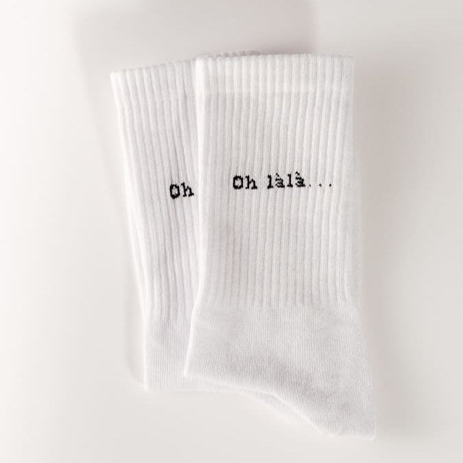 oh lala statementsocken von arrel in weiß mit schwarzer Schrift