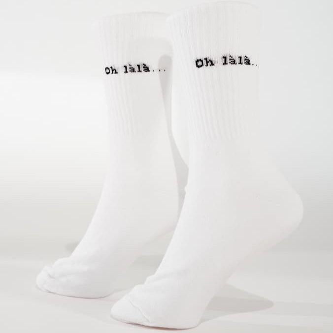oh lala statementsocken von arrel an Modellfuß mit weißem Hintergrund
