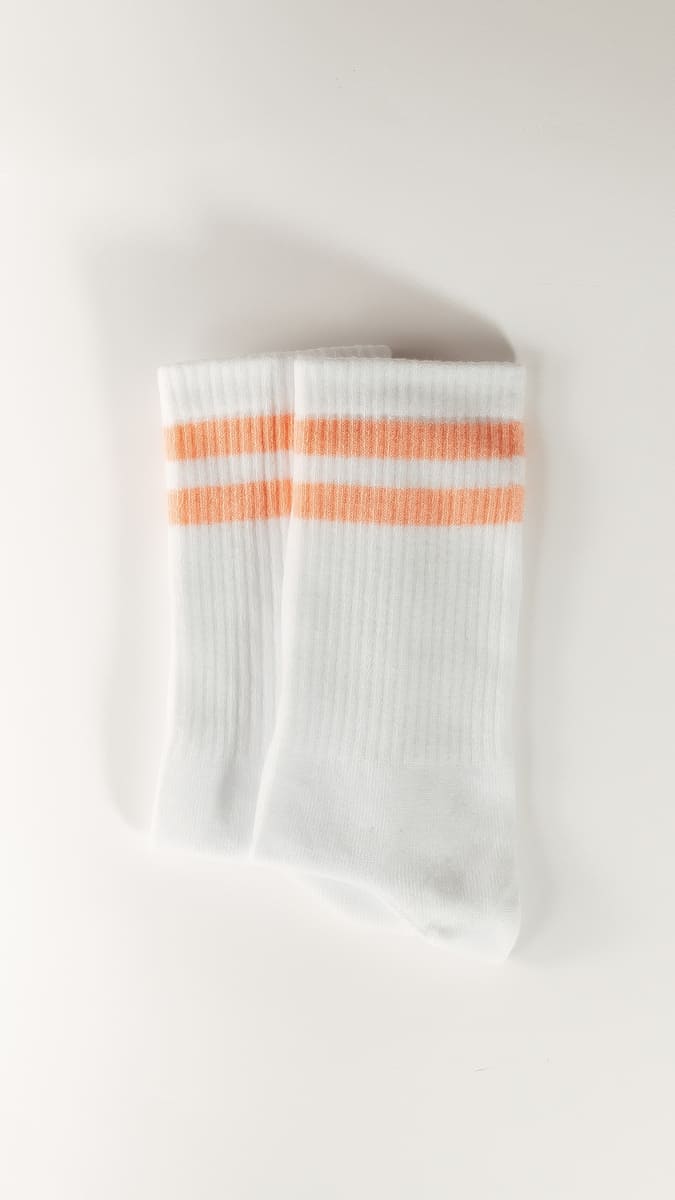 peach fuzz Premium Socken von arrel in weiß mit Pfirsich farbigen Streifen