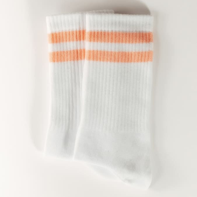 peach fuzz Premium Socken von arrel in weiß mit Pfirsich farbigen Streifen