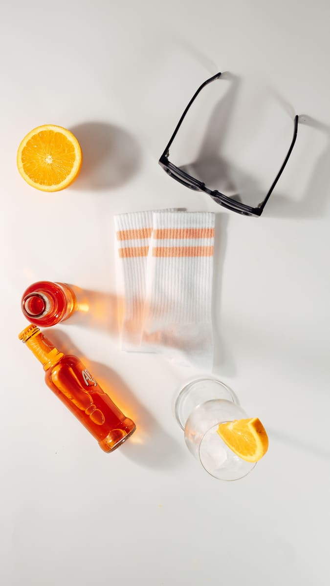 peach fuzz Premium Socken von arrel mit aperol, Sonnenbrille und Glas