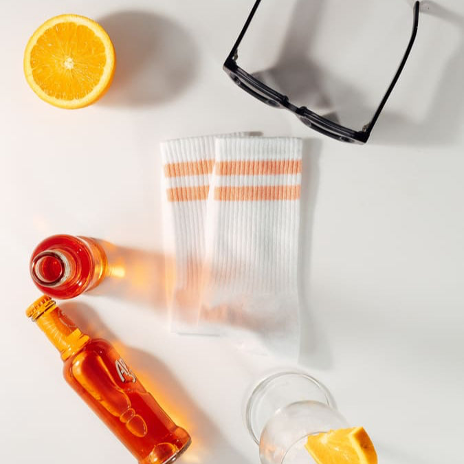 peach fuzz Premium Socken von arrel mit aperol, Sonnenbrille und Glas