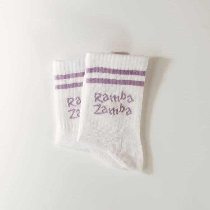 ramba zamba statement socken von arrel für Kinder in weiß mit lila Schrift und Streifen