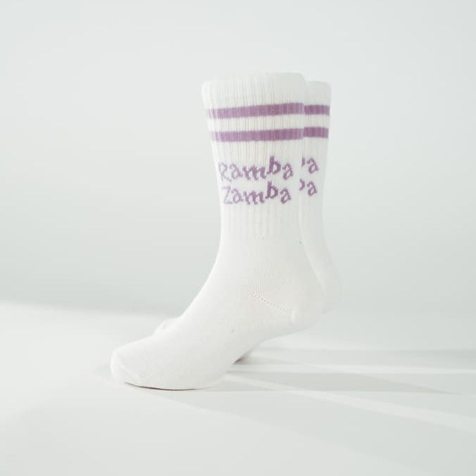 ramba zamba statementsocken von arrea für Kinder am Modelsfuß von der Seite