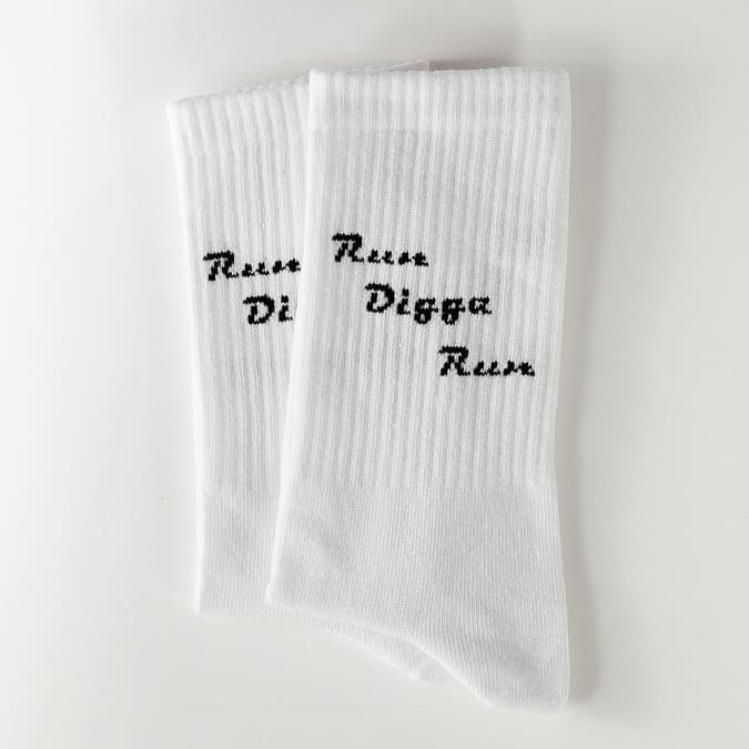 Run Digga Run Statement Socken von arrel in weiß mit schwarzer Schrift