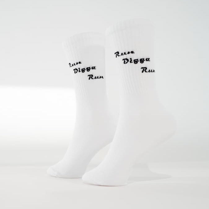 Run Digga Run Statement Socken von arrel auf Modellfuß von der Seite
