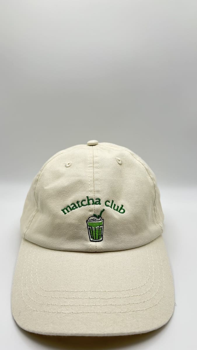 Nahaufnahme der Matcha Club dad cap in beige von arrel