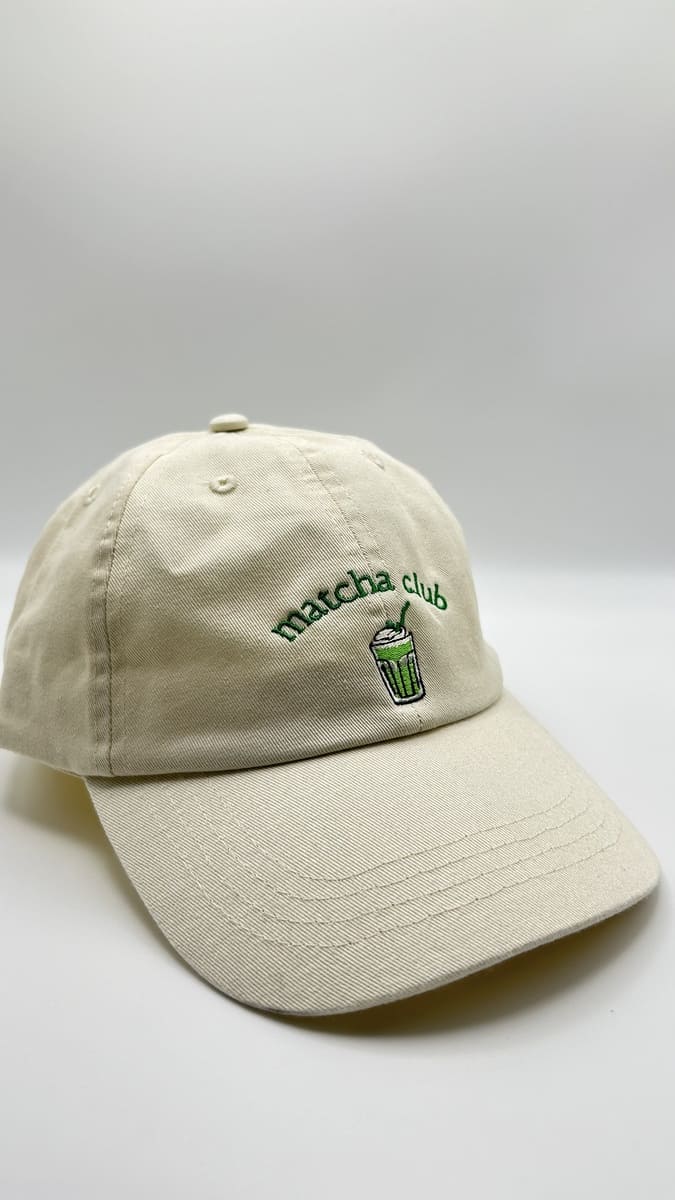 Matcha Club dad cap in beige von arrel von der Seite fotografiert