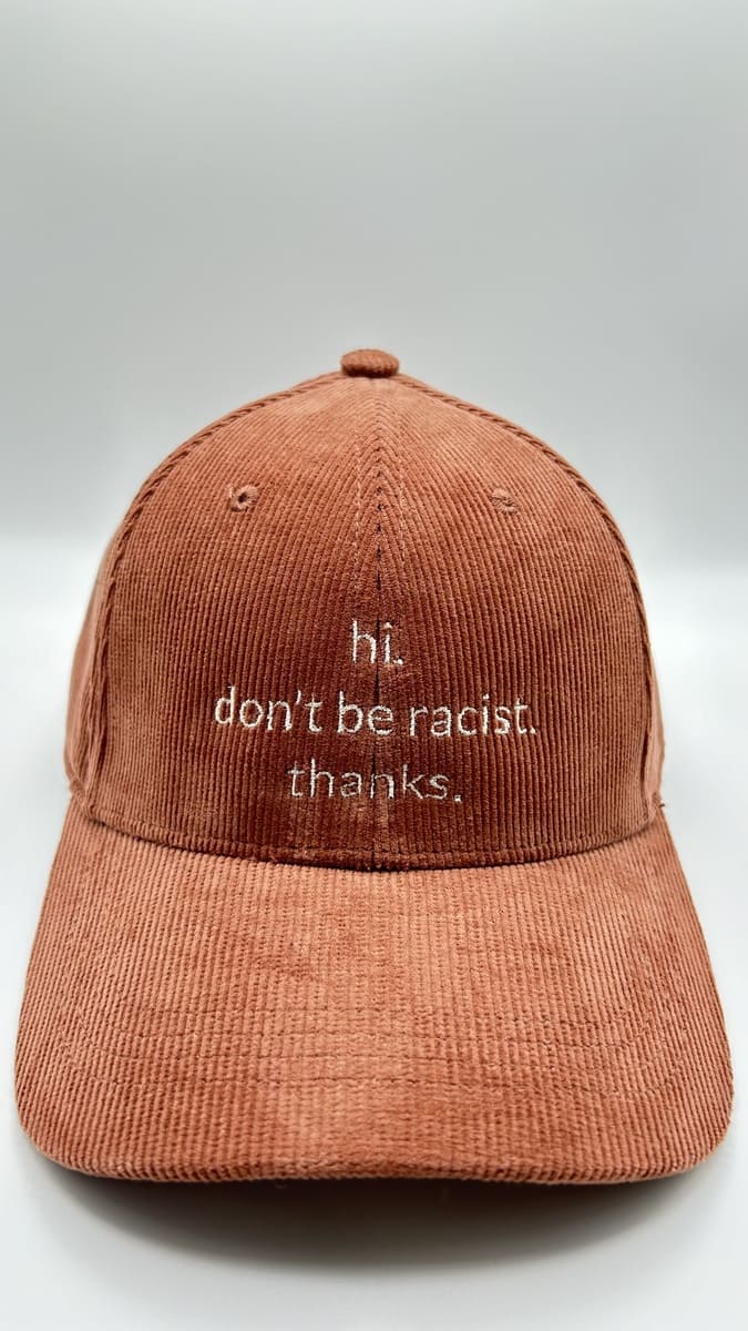 Nahaufnahme der Don't be racist Cord Cap in Redwood rot