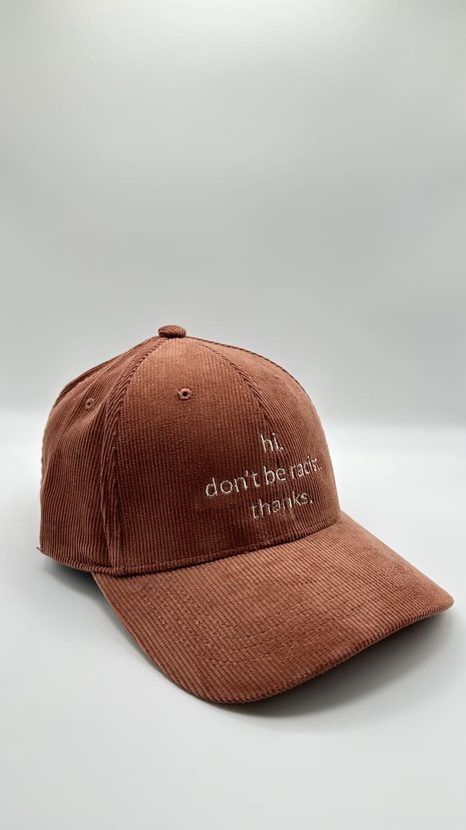 Don't be racist Cord Cap in redwood von der Seite