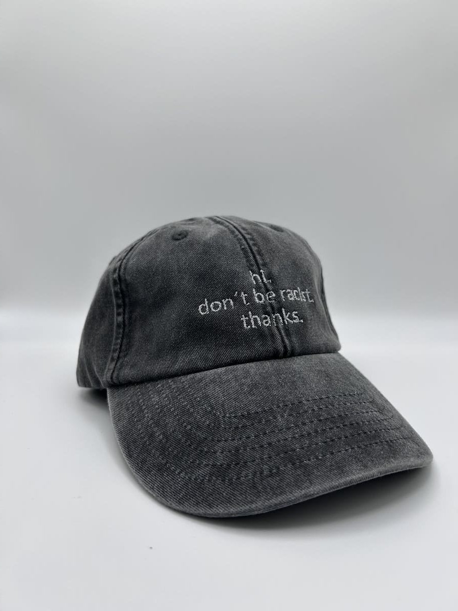 hi don't be racist cap von arrel in vintage black mit silberner Schrift von schräg vorne fotografiert