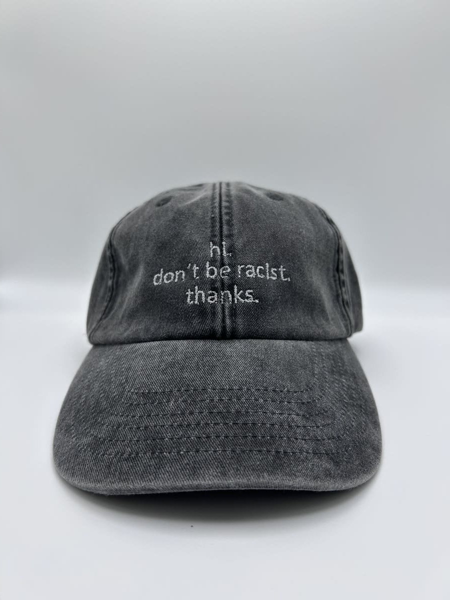 hi don't be racist cap von arrel in vintage black mit silberner Schrift