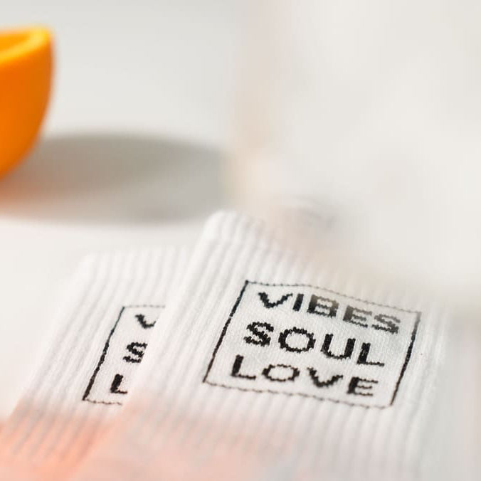 Vibes Soul Love Statementsocken von arrel in Nahaufnahme mit Orange