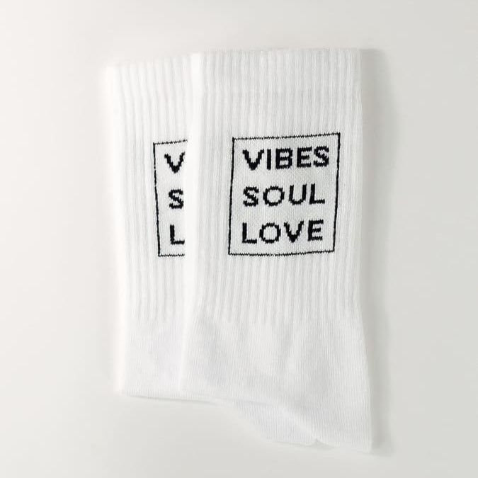Vibes Soul Love Statementsocken von arrel in weiß mit schwarzer Schrift