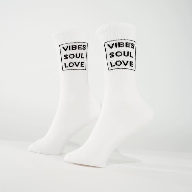 Vibes Soul Love Statementsocken von arrel aus Bio-Baumwolle am Modellfuß mit weißem Hintergrund