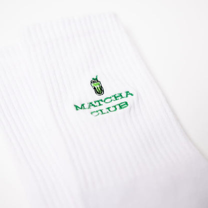 Nahaufnahme der weißen Matcha Club Socken von arrel mit grünem Design