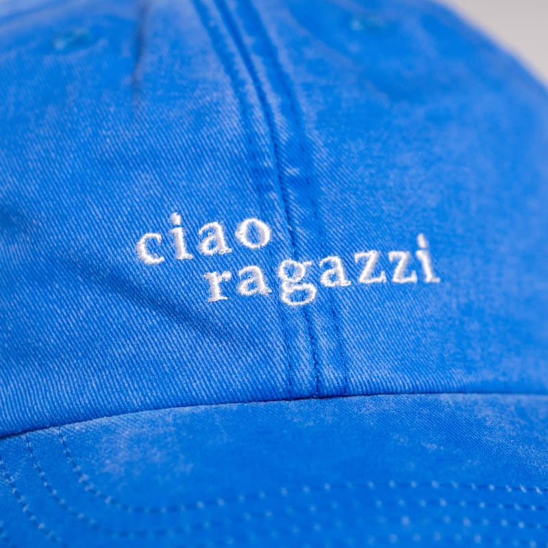 Nahaufnahme der ciao ragazzi dad cap in vintage blue
