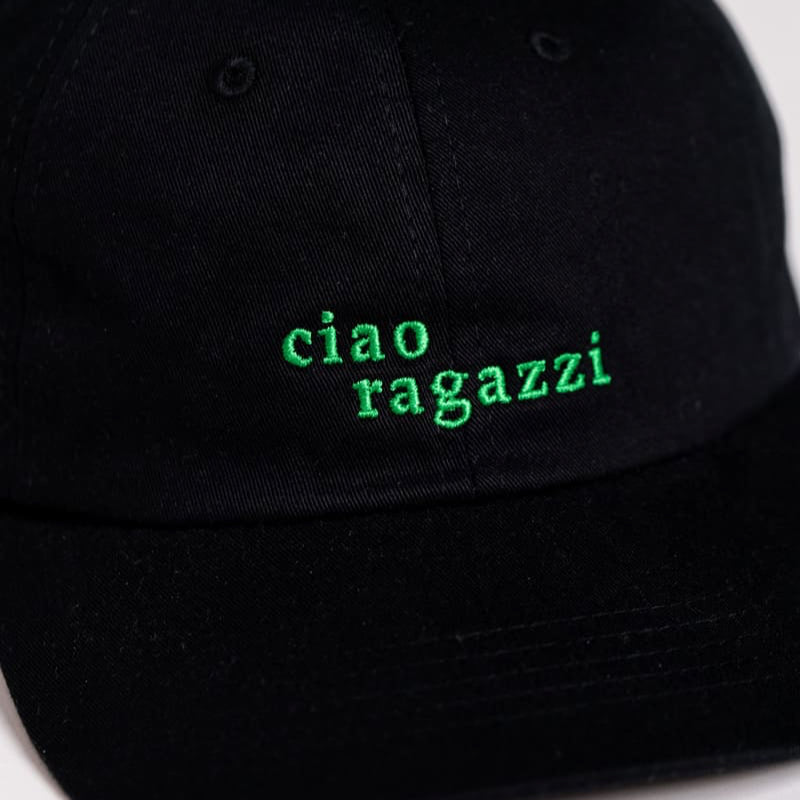 Nahaufnahme der ciao ragazzi organic dad cap in schwarz von arrel 