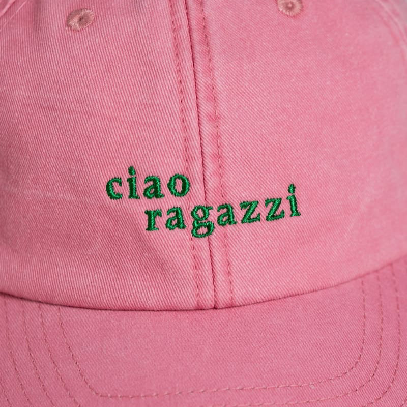 Nahaufnahme der pinken ciao ragazzi dad cap mit grüner Schrift