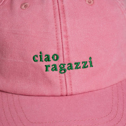 Nahaufnahme der pinken ciao ragazzi dad cap mit grüner Schrift