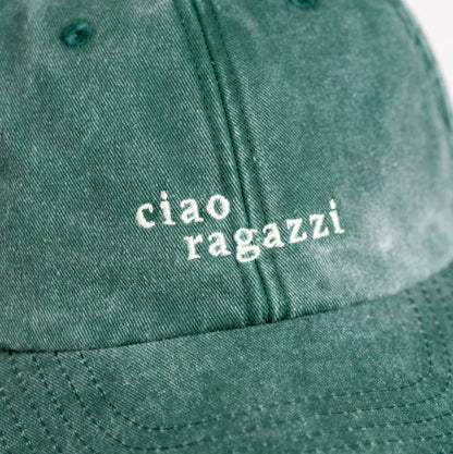 Nahaufnahme der ciao ragazzi cap in vintage green mit weißer Schrift