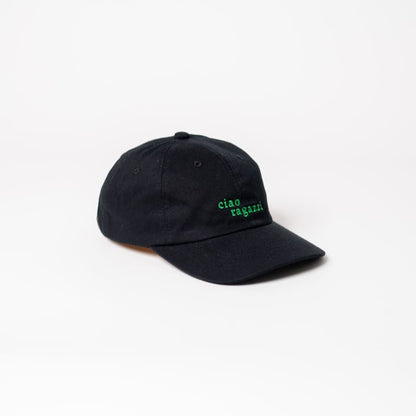 ciao ragazzi organic dad cap in schwarz mit grüner Schrift von der Seite