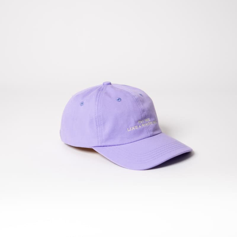 pay me like a white man cap aus bio-baumwolle in Lila von der Seite fotografiert