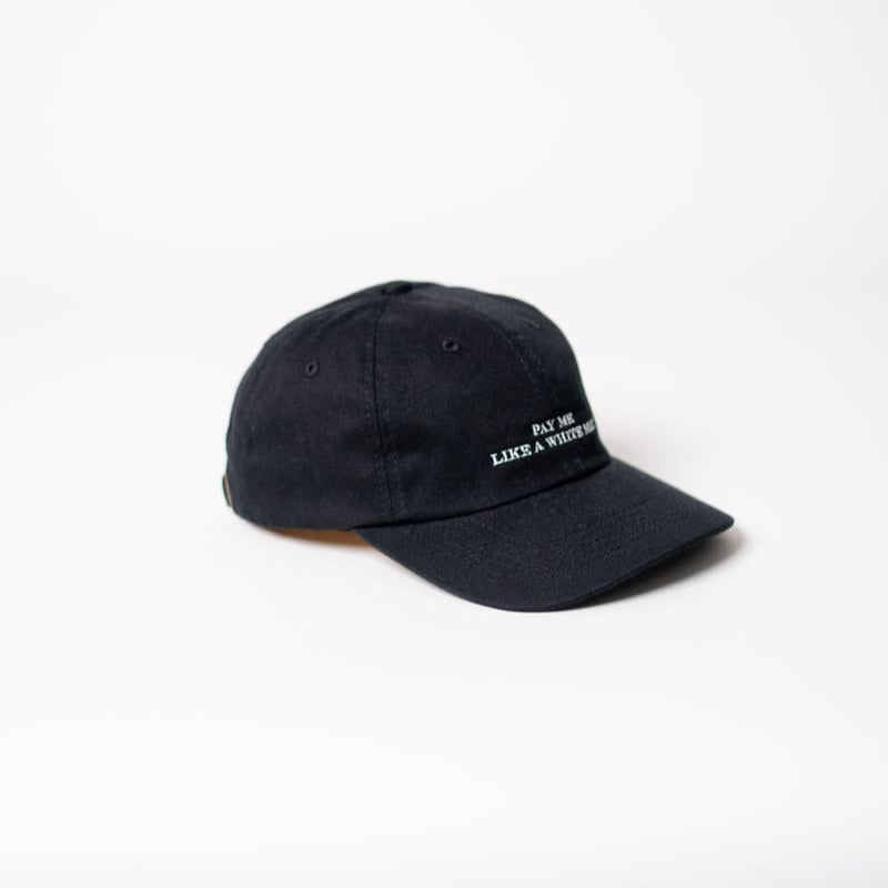 pay me like a white man cap aus bio-baumwolle in schwarz von der Seite