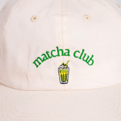 Nahaufnahme der Beigen Matcha Club Premium Cap von arrel