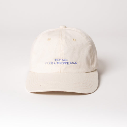 Pay me like a white man organic unisex cap in beige mit Lavendel-farbener Schrift von arrel