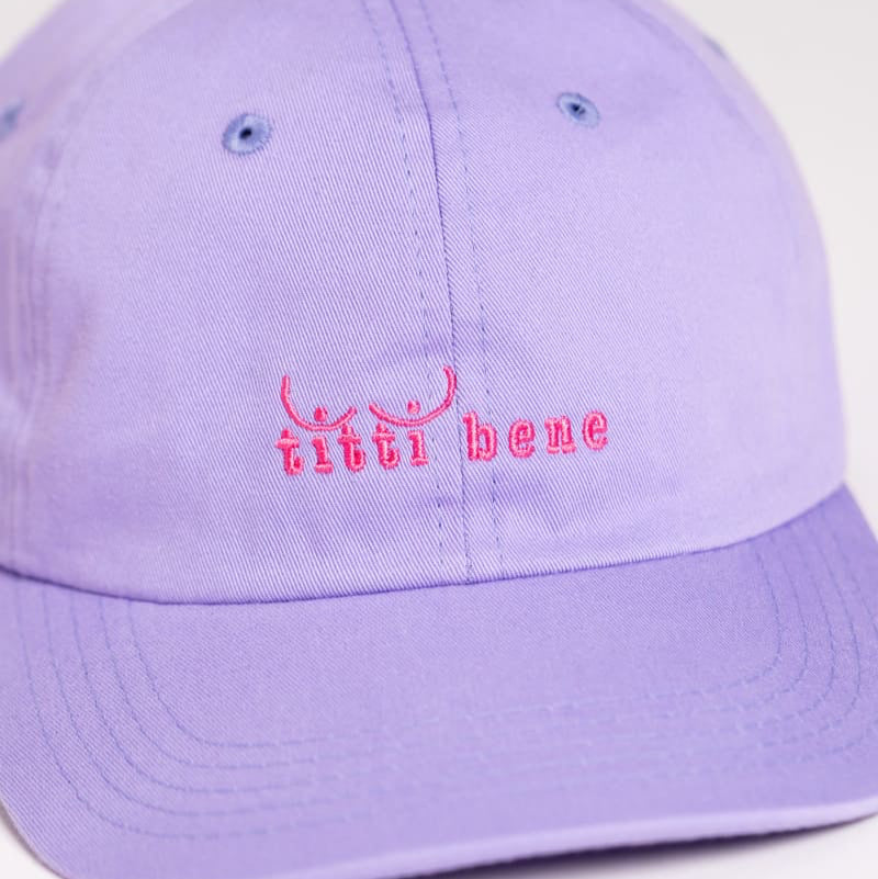 Nahaufnahme der lila titti bene unisex dad cap aus bio-baumwolle