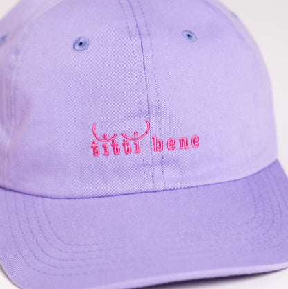 Nahaufnahme der lila titti bene unisex dad cap aus bio-baumwolle