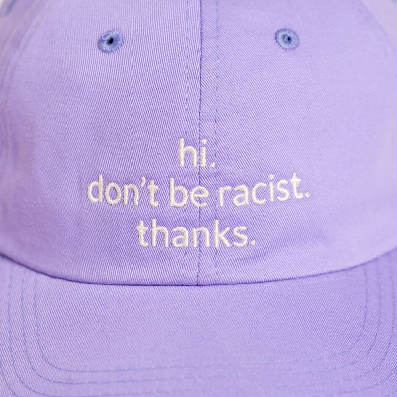 Nahaufnahme der hi. don't be racist. thanks. in Lila von arrel
