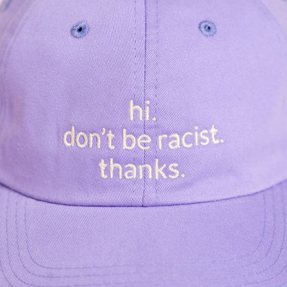 Nahaufnahme der hi. don't be racist. thanks. in Lila von arrel
