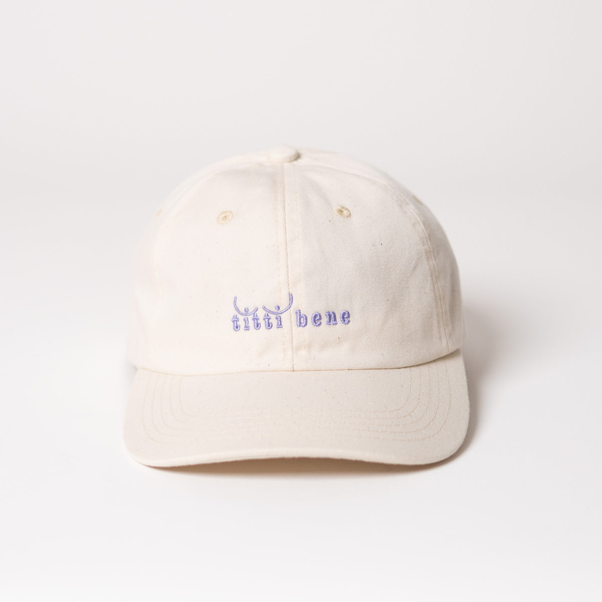 Titti bene organic dad cap in beige mit Lavendel-farbener Schrift von arrel 