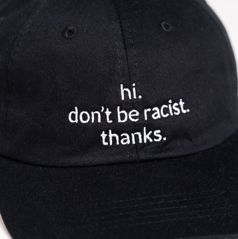 Nahaufnahme der hi. don't be racist. thanks. organic cap in schwarz mit weißer Schrift