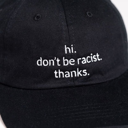 Nahaufnahme der hi. don't be racist. thanks. organic cap in schwarz mit weißer Schrift