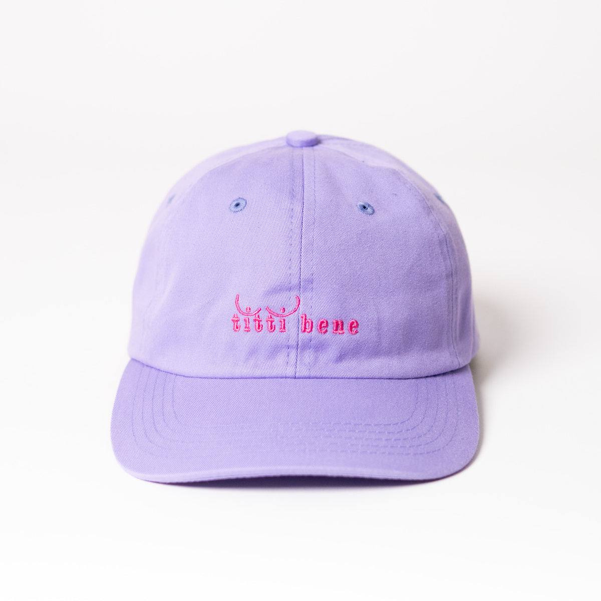 titti bene organic unisex cap in Lila mit pinker Schrift von arrel