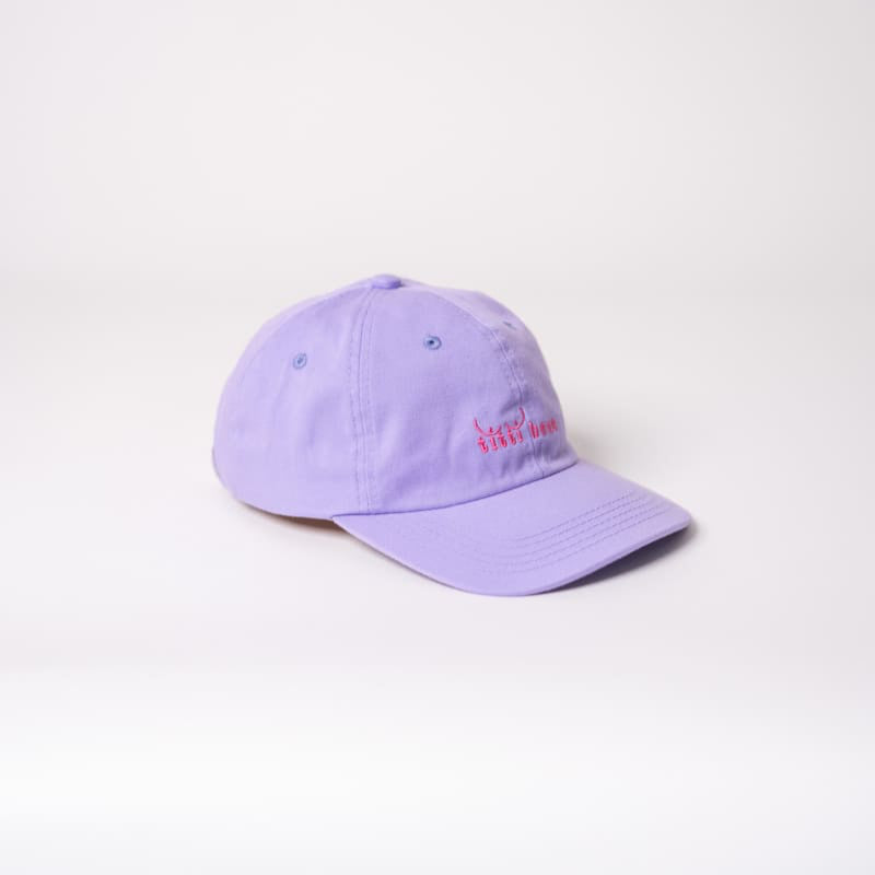 titti bene dad cap aus 100% Bio-Baumwolle in lila von der Seite fotografiert