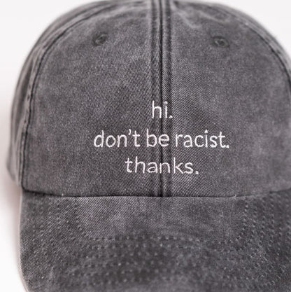 Nahaufnahme der hi. don't be racist. thanks in vintage black von arrel