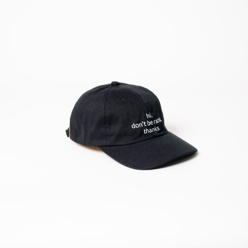 schwarze hi. don't be racist. thanks. unisex dad cap von der Seite fotografiert