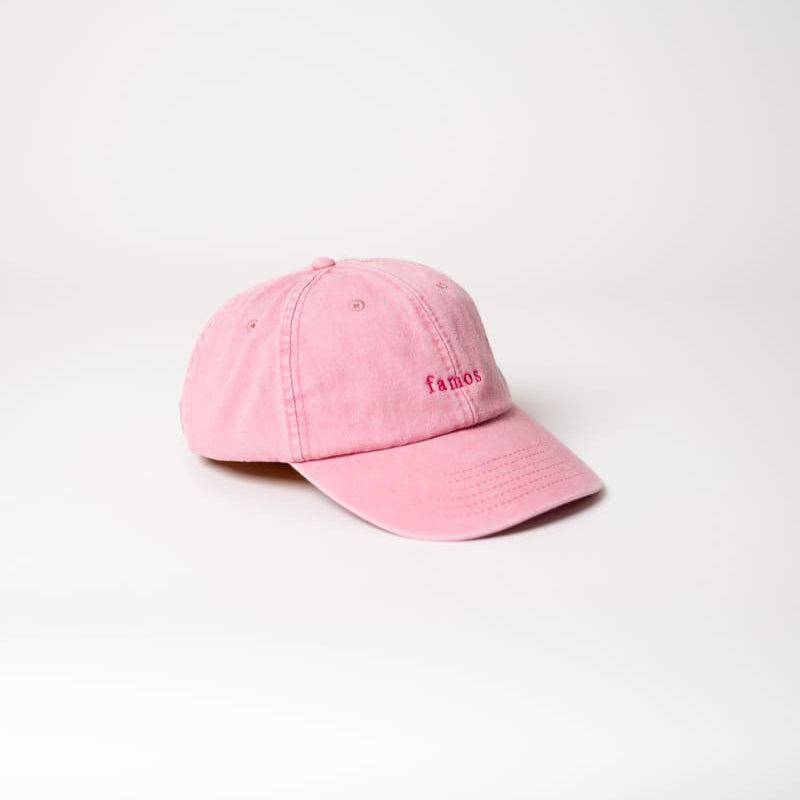 famos unisex dad cap mit pinker Schrift von der Seite fotografiert