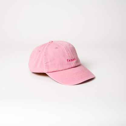 famos unisex dad cap mit pinker Schrift von der Seite fotografiert