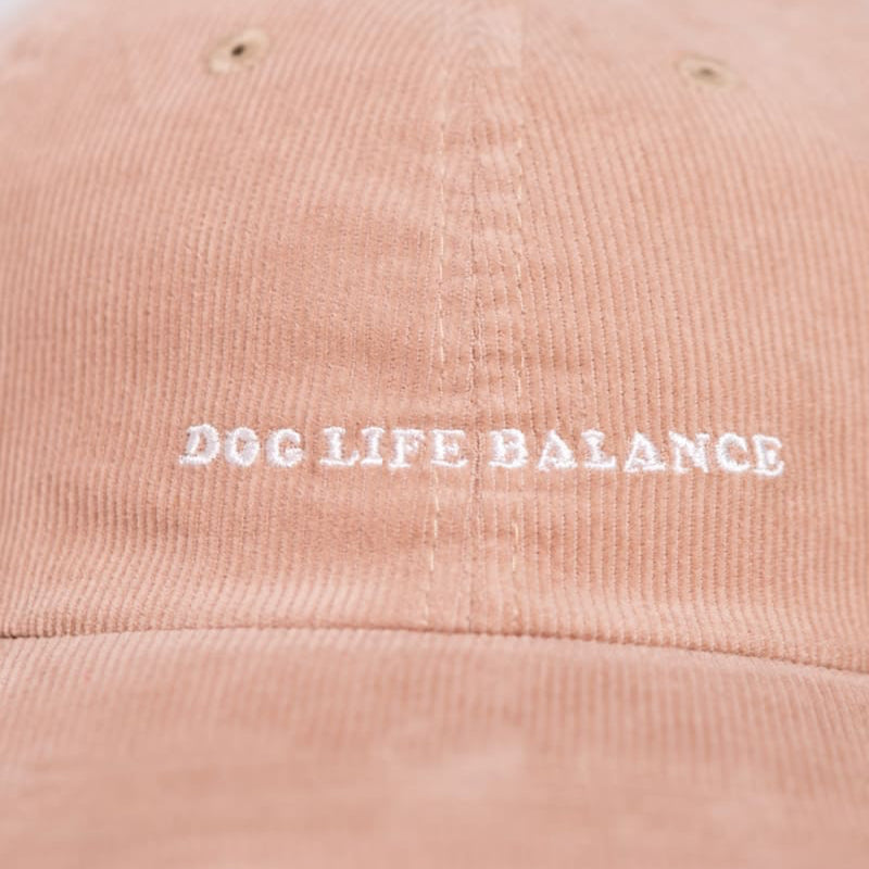 Nahaufnahme der Dog Life Balance in braun mit Vanille-farbener Schrift