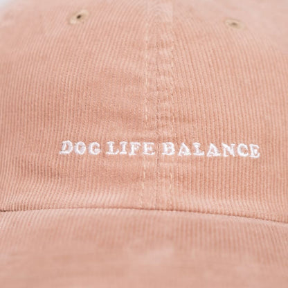 Nahaufnahme der Dog Life Balance in braun mit Vanille-farbener Schrift