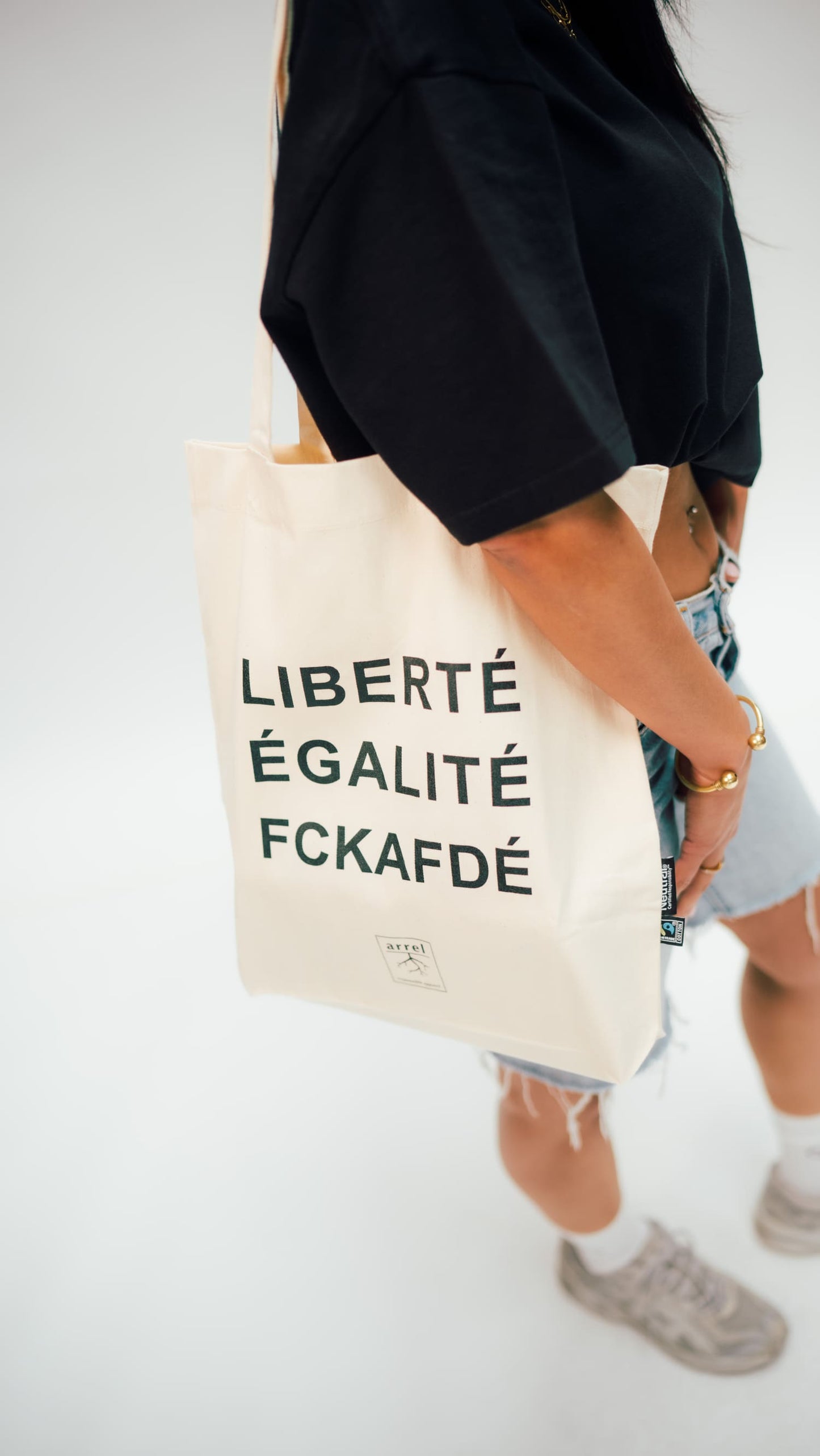 fckafd tote bag in nature mit schwarzer Schrift am Modell von arrel