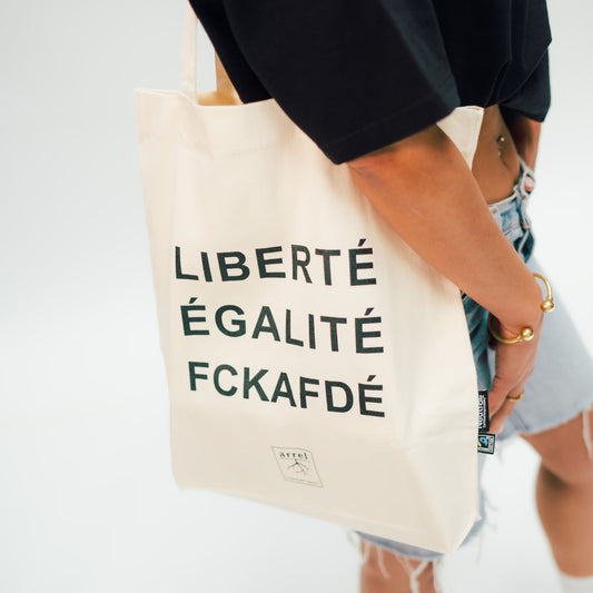 fckafd tote bag in nature mit schwarzer Schrift am Modell von arrel